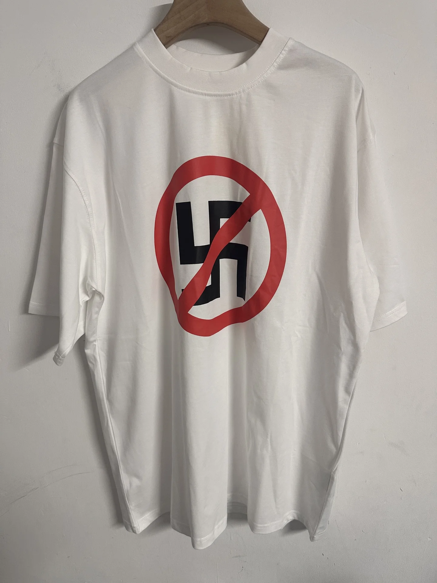 

2025ss VT Anti-fascist War Activists Printed Women Men T shirt Tops tees Hiphop Oversized Men Casual Cotton T shirt Summer Style