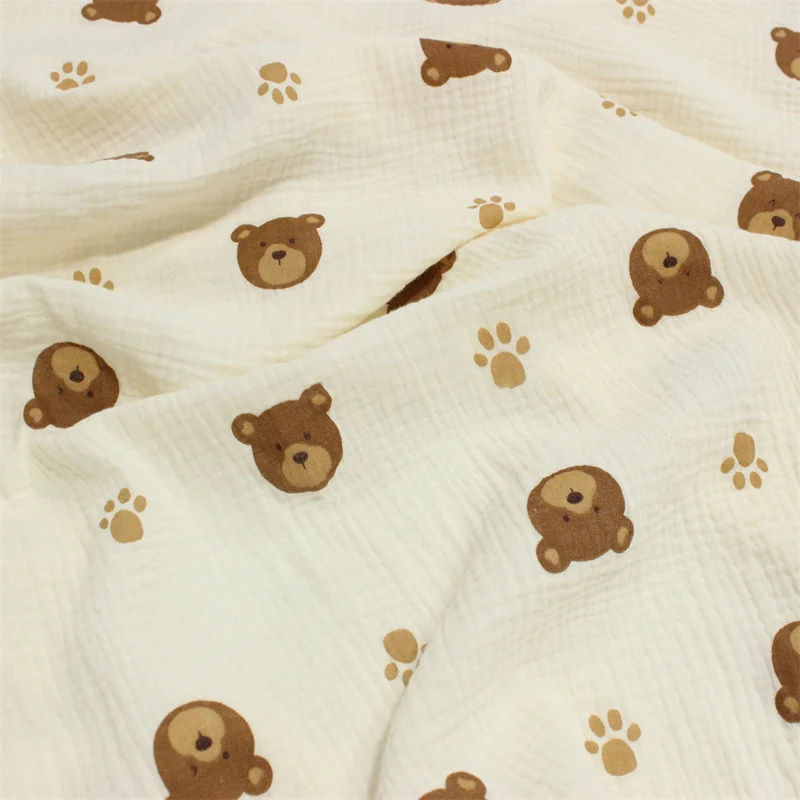 100X135cm الدب المطبوعة القطن كريب النسيج بواسطة متر DIY بها بنفسك الخياطة خليط ملابس الطفل منامة سادات المنسوجات المنزلية بطانية