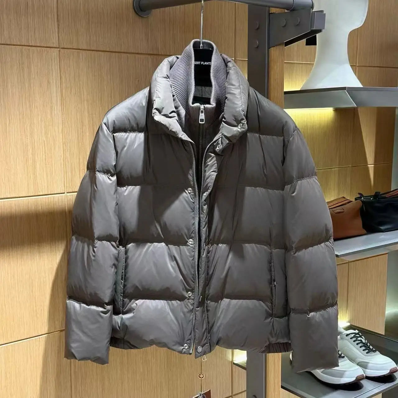 เสื้อแจ็คเก็ตขนเป็ดแบบเรียบง่ายสไตล์อิตาเลียนสำหรับผู้ชาย รุ่น 25ss