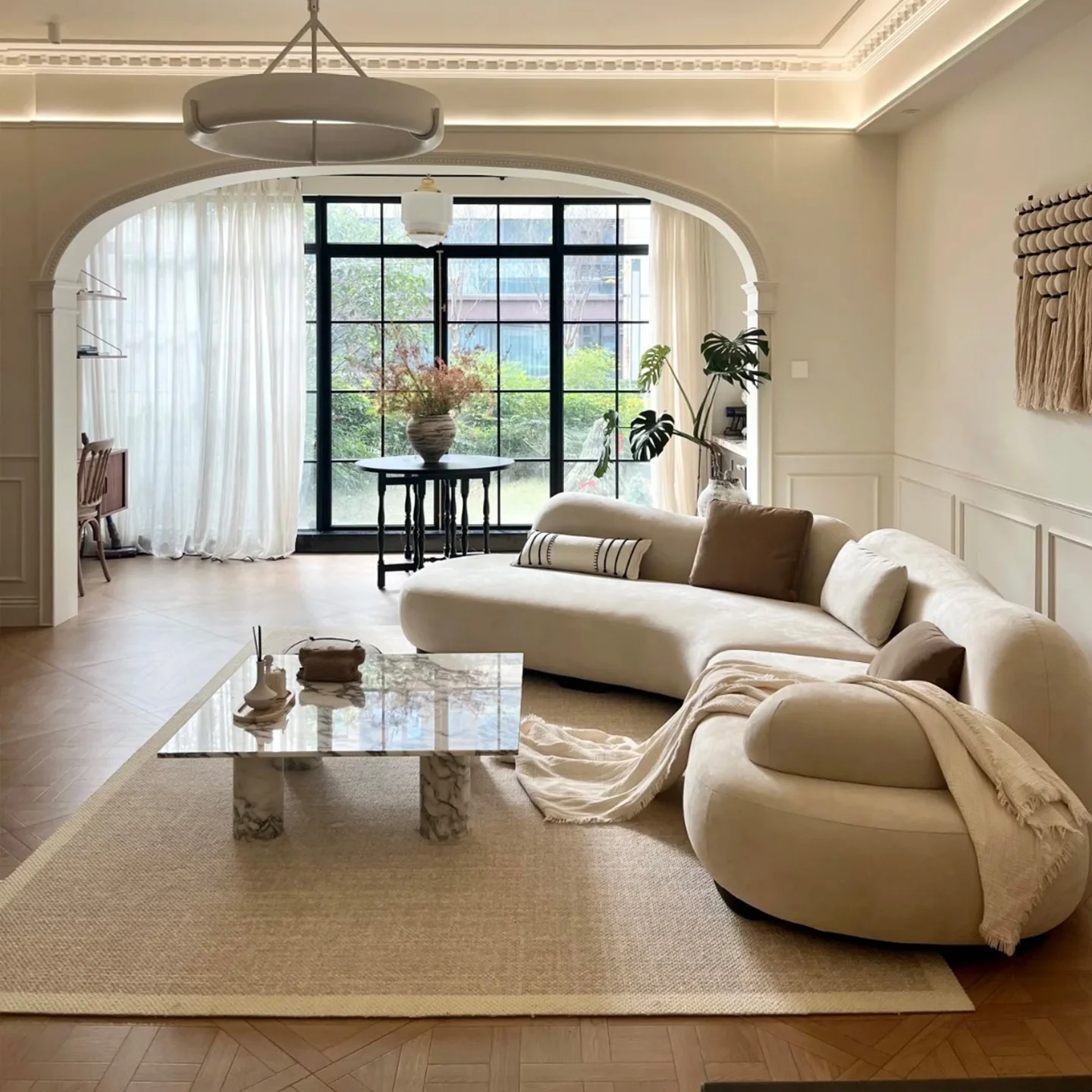 

Светлый роскошный элитный диван в кремовом стиле с морской солью, изогнутый диван для гостиной, новый размер ткани 2025 года, квартира в итальянском стиле