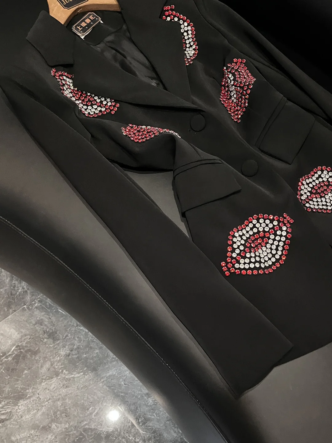 

Ele Commute Sle Tailored Suit Diamond Embellied Slim Fit Unique Personali Red Lip Design Winter 2025 Women's Faion