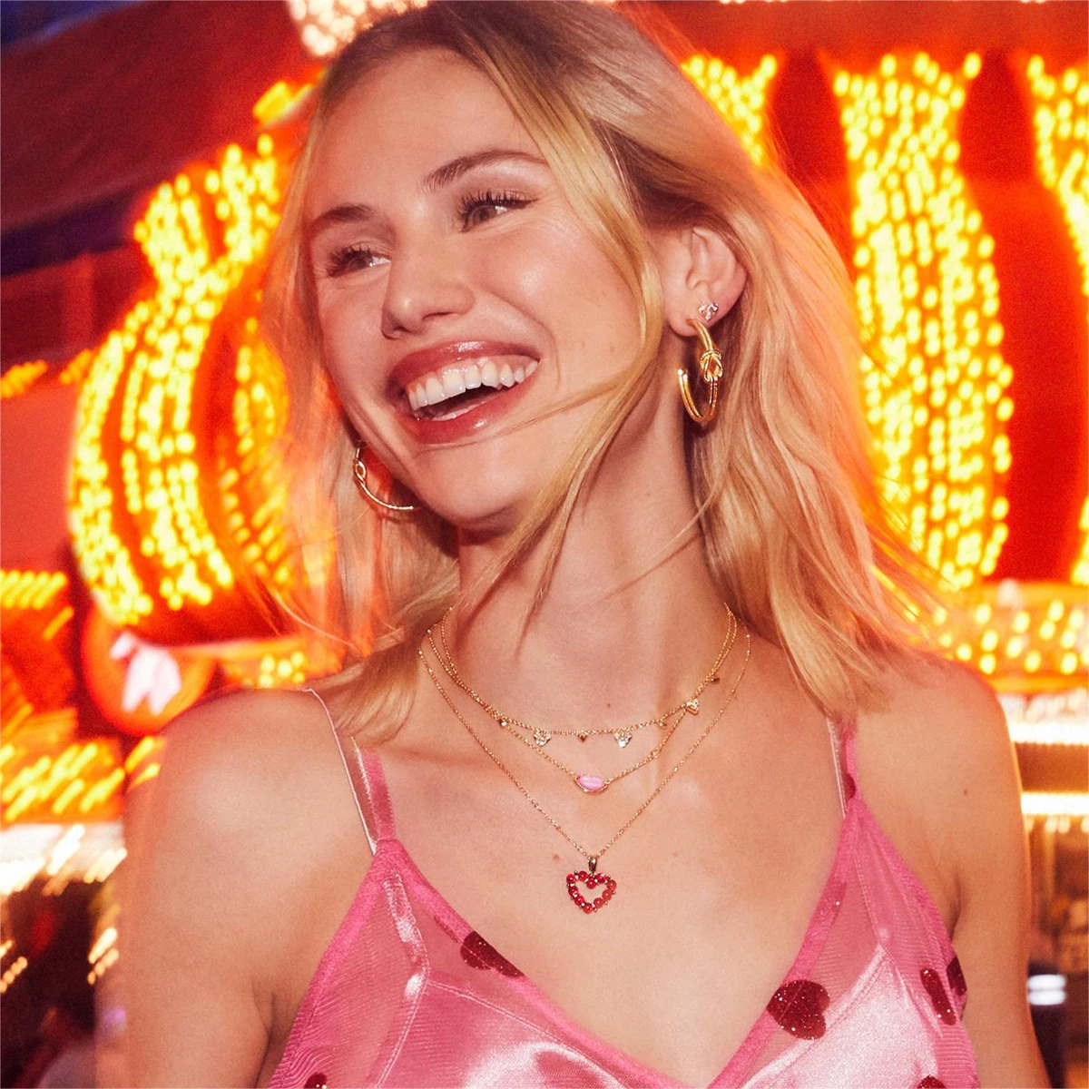 Ins عالية الثناء الوردي الأحمر الشفاه قلادة المرأة ملهى ليلي الوردي فقاعة الحجر الطبيعي قلادة المرأة قذيفة الترقوة سلسلة