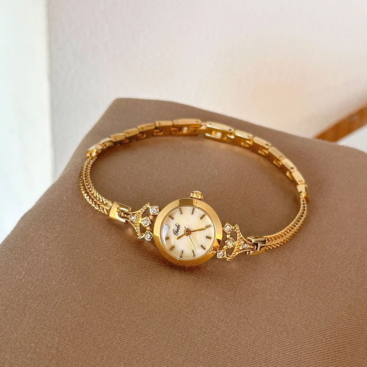 Nuevo reloj elegante para mujer, reloj de pulsera de oro delgado de lujo, relojes de pulsera de cuarzo a la moda para mujer, reloj de regalo para mujer, reloj para mujer