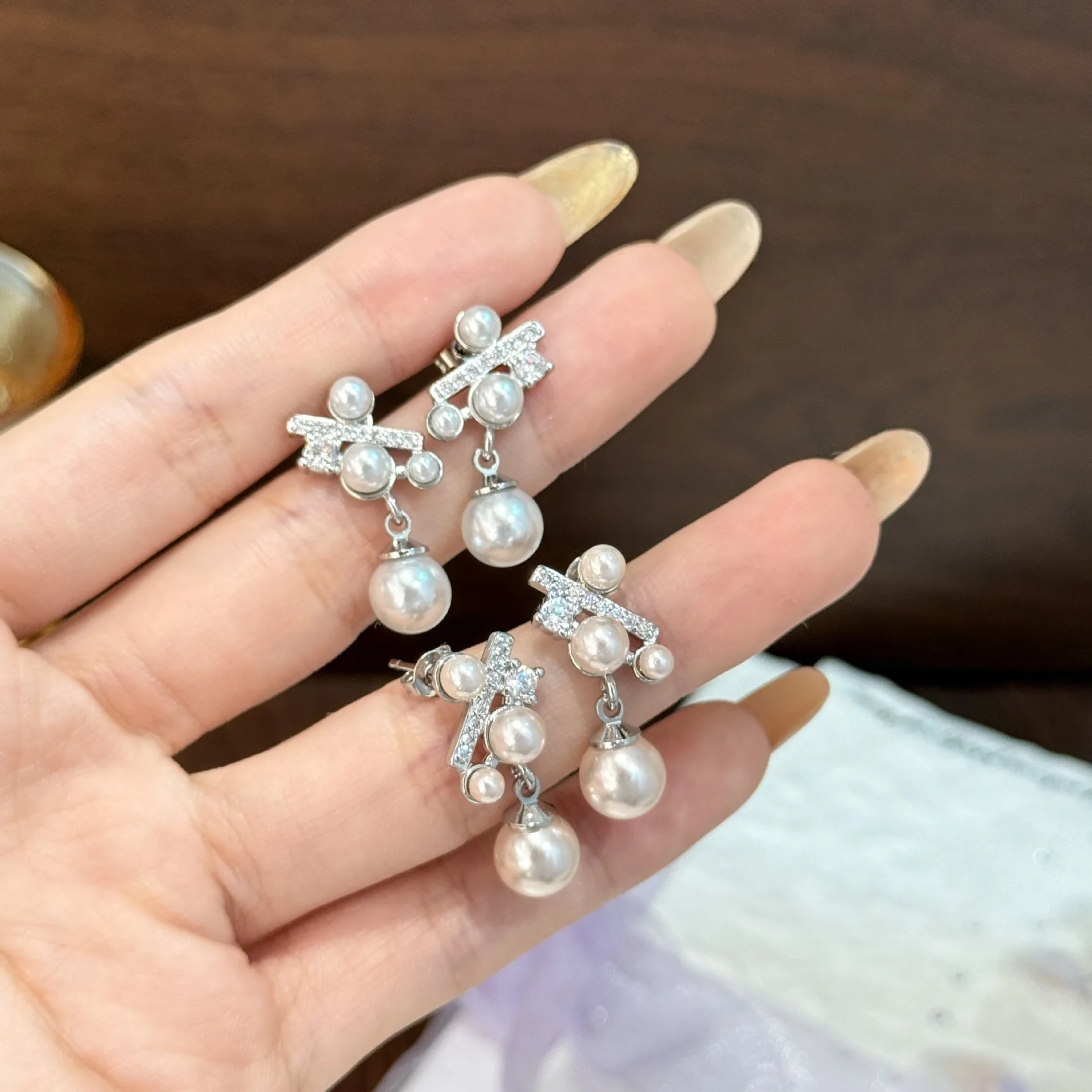Design inspired new in unique pearl earrings for women exquisite luxurious diamond inlay earring wedding jewelry accessories