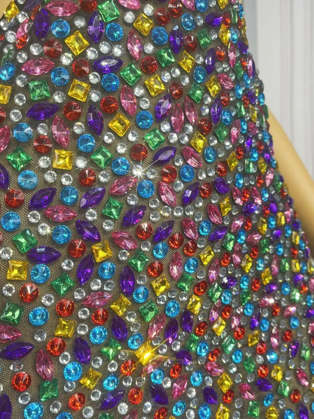 Nihongdeng رائع المرأة الملونة حجر الراين شنقا الرقبة فستان مثير عارية الذراعين المشاهير السجادة الحمراء المدرج اللباس بار اللباس