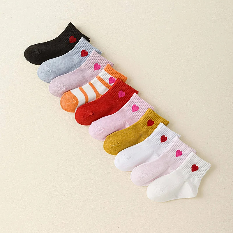 عبوة من 10 جوارب قصيرة للأطفال بأنماط قلب بألوان متنوعة
