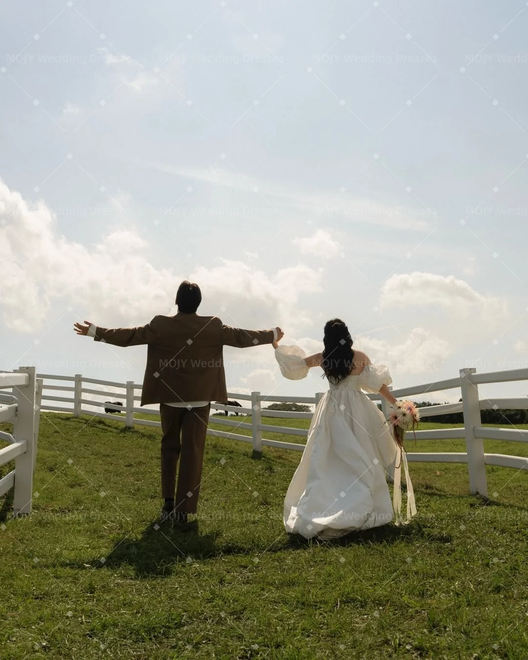 abito-da-sposa-elegante-mojy-con-spalle-scoperte-e-maniche-a-sbuffo-colore-avorio-stile-coreano-per-servizio-fotografico-e-ricevimento-nuziale-personalizzabile