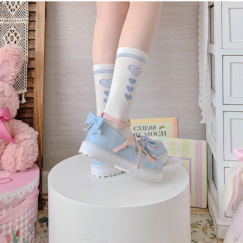 Schöne Mädchen-Lolita-Plateauschuhe mit süßen Schleifen, niedliche kleine Glocken, herzförmige Riemen, flache Aufzugsschuhe für Studenten, Mary Janes