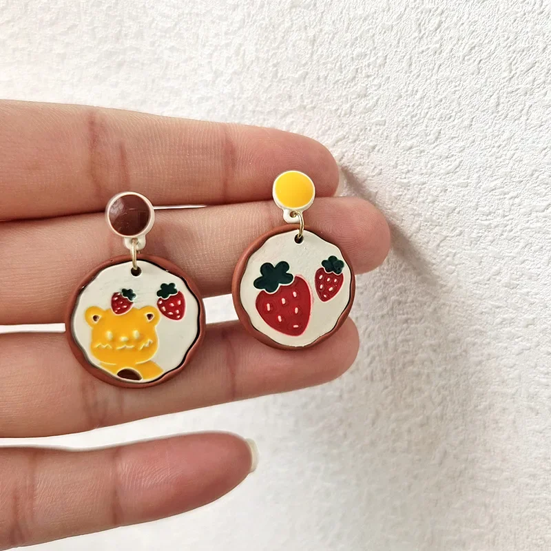 

Асимметричные цветные Смешные серьги в виде медведя из мультфильма с иглами S925, маленькие милые висячие серьги в виде клубники, женские серьги для девочек