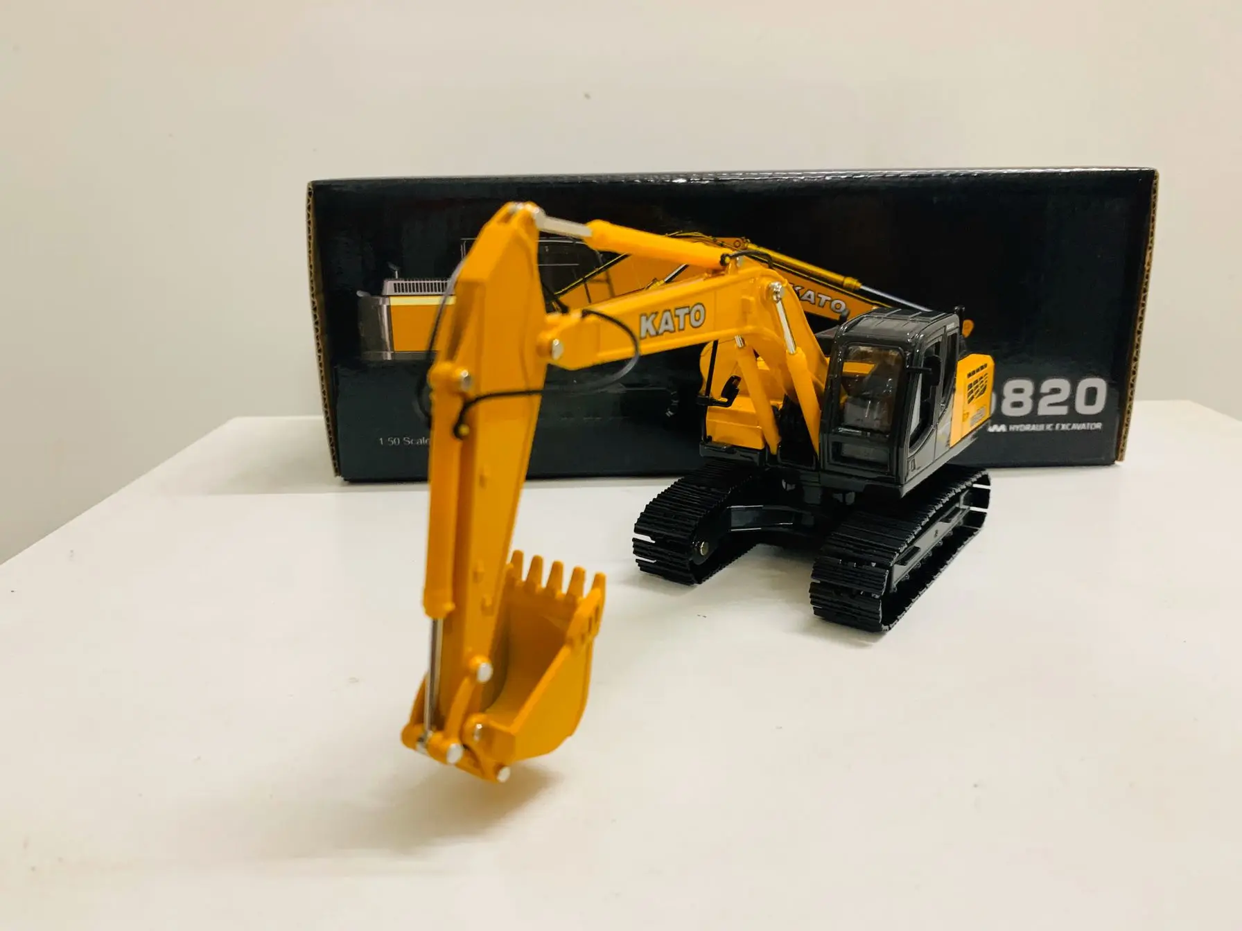 1:50 Scale DieCast Model HD820 Regzam Hydraulic Excavator New in Box