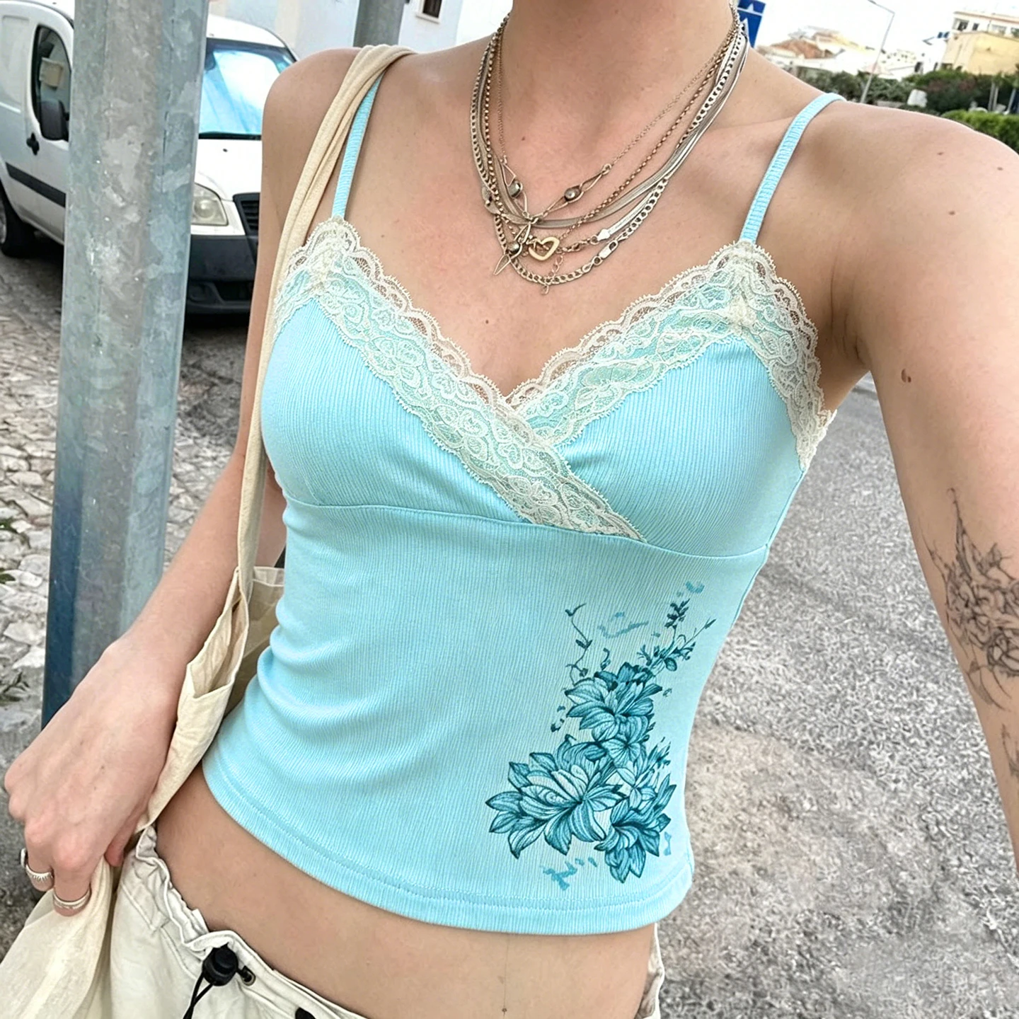 قميص نسائي قصير بطباعة زهور عل - مراجعة Cami Top Lace وسعره