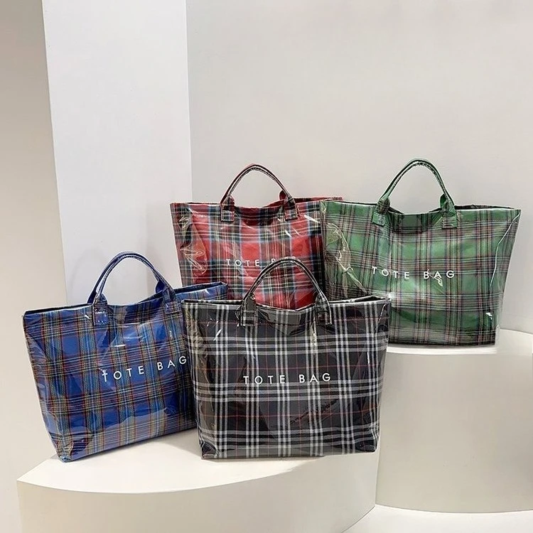 

Сумка-тоут из прозрачного ПВХ для повседневного использования 2026 с логотипом-буквой, узором в клетку, большой вместимостью, на липучке, легкая, из ПУ, водостойкая