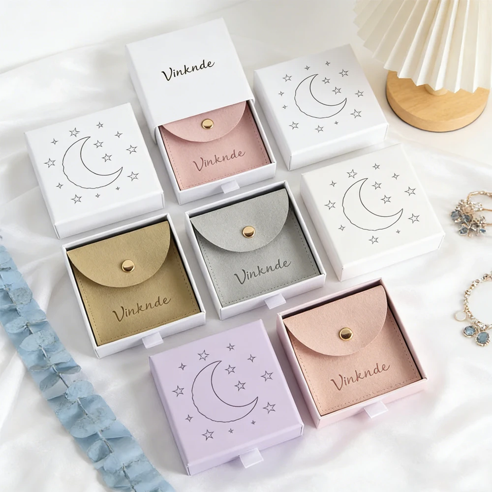 

100 шт. подарочных коробок для ювелирных изделий с логотипом на заказ, белые, для свадебных подарков, серег, колец, маленькие коробки-футляры, мешочки из микрофибры с бархатным покрытием на кнопке