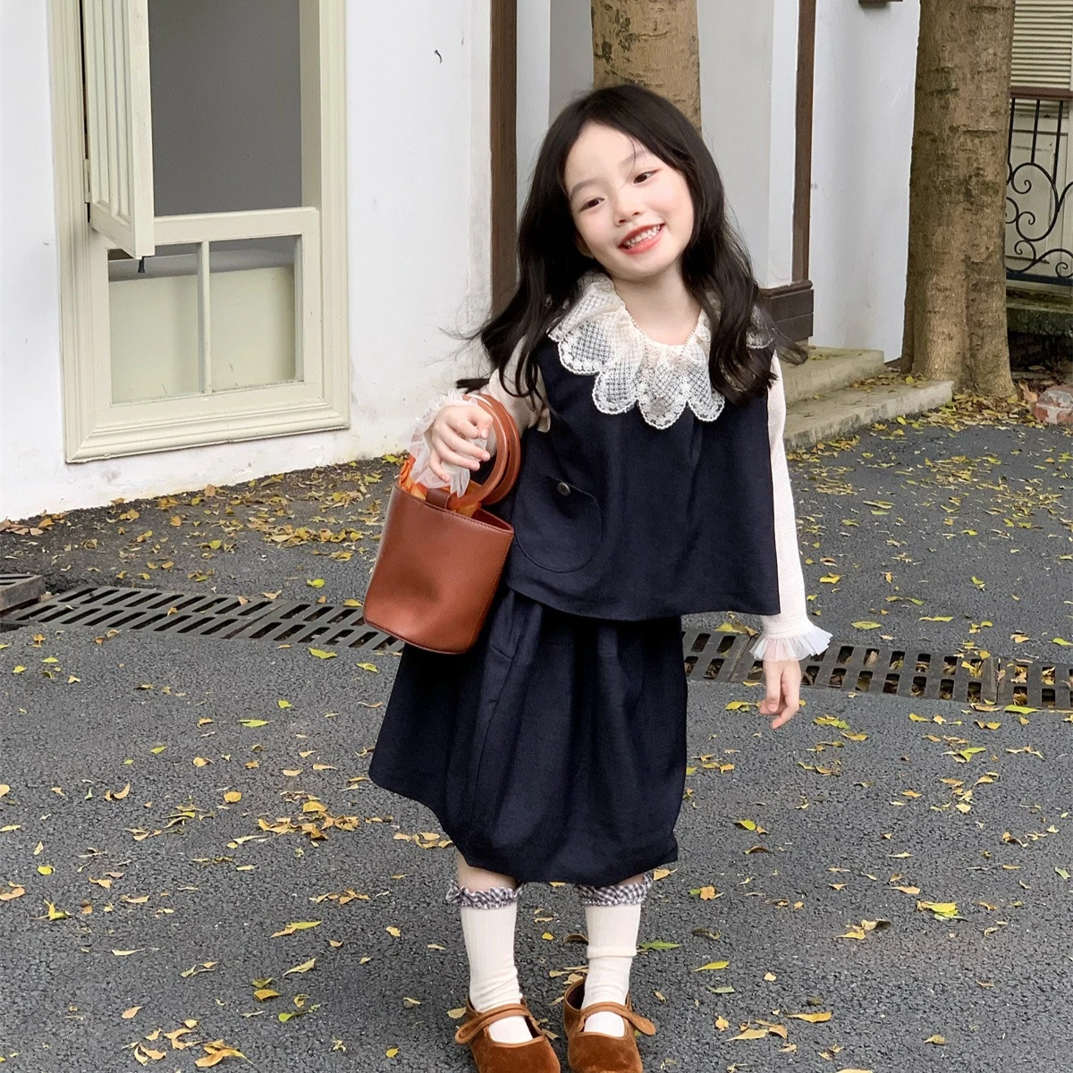 

Костюм для девочек, осень 2022, новая детская одежда, модная рубашка с кружевным низом для девочек, жилет, юбка с бутоном цветка, три комплекта, повседневная одежда