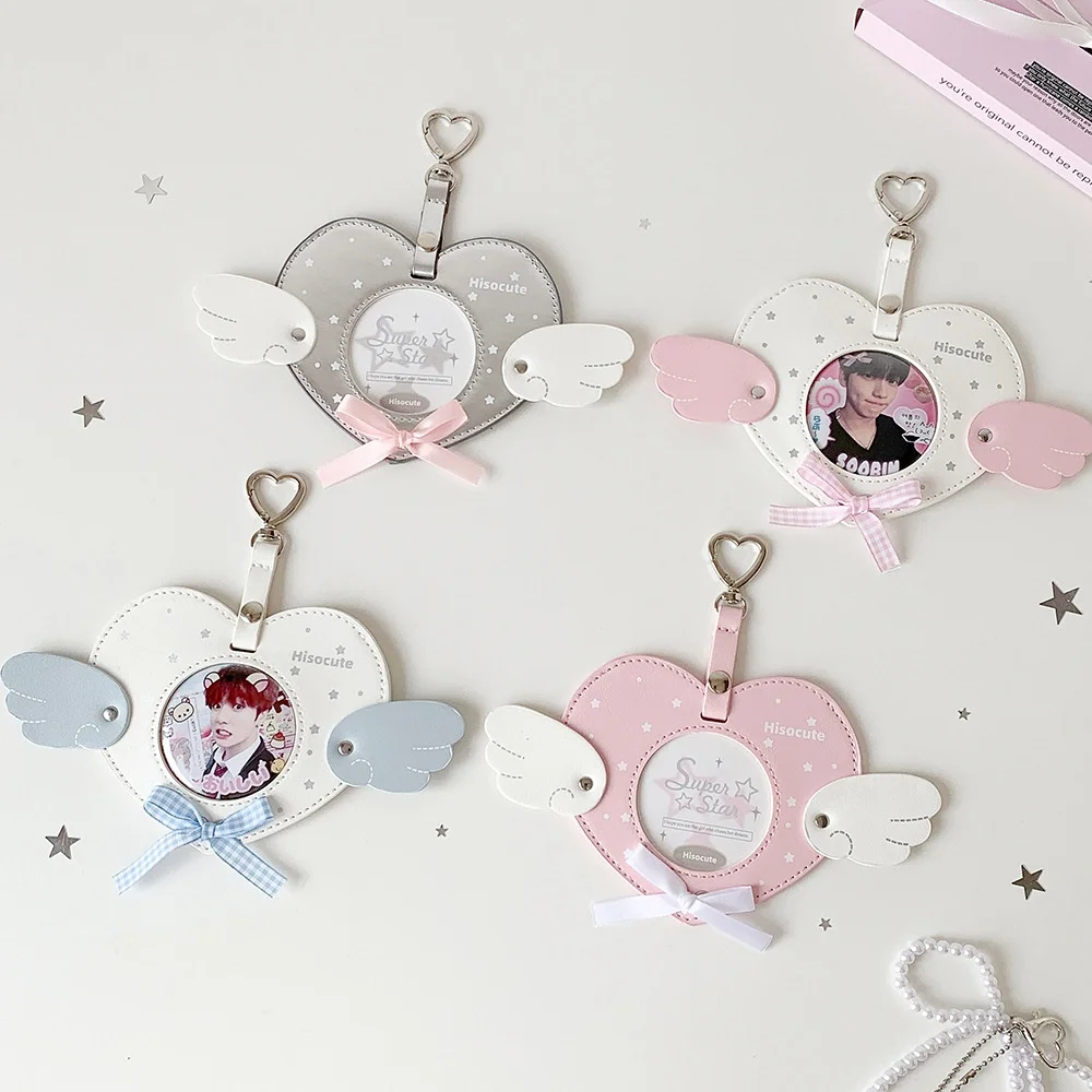 

Чехол-держатель для значков «Крылья ангела» в форме сердца, защитный футляр для фотокарточек, брелок-подвеска, сумка-витрина из искусственной кожи