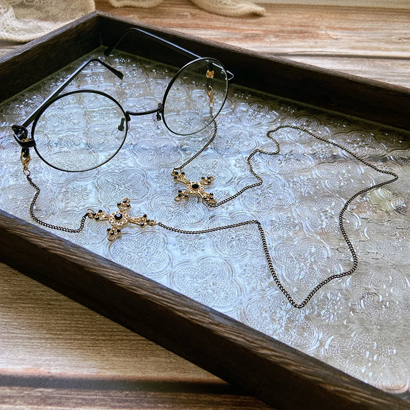 

Handmade cross shaped eyewear chain with a niche design, spicy girl eyewear chain