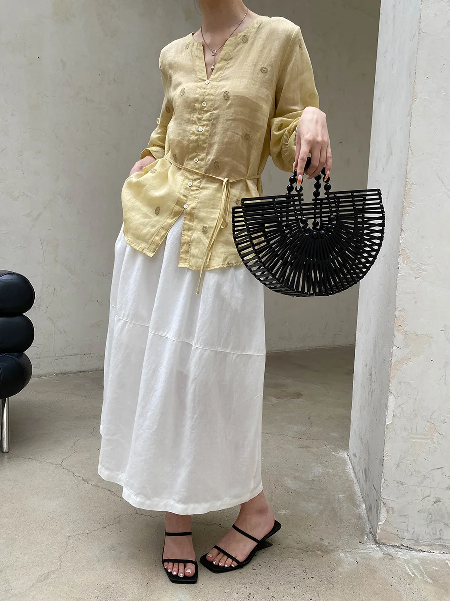 Sommerliches Damen-Shirt in unifarbenem V-Ausschnitt, locker geschnitten, mit Stickerei, für einen eleganten Look. – Detail 11