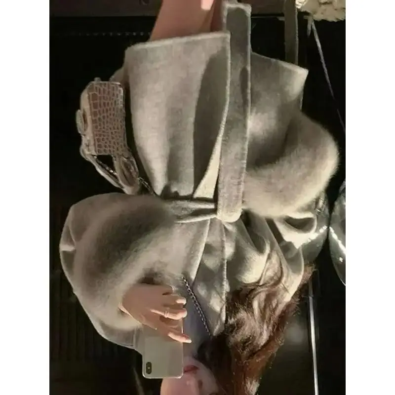 

Стильное и удобное женское пальто с меховыми вставками, длинными рукавами, из шерсти. Красивая женская одежда, куртка для осени и весны.