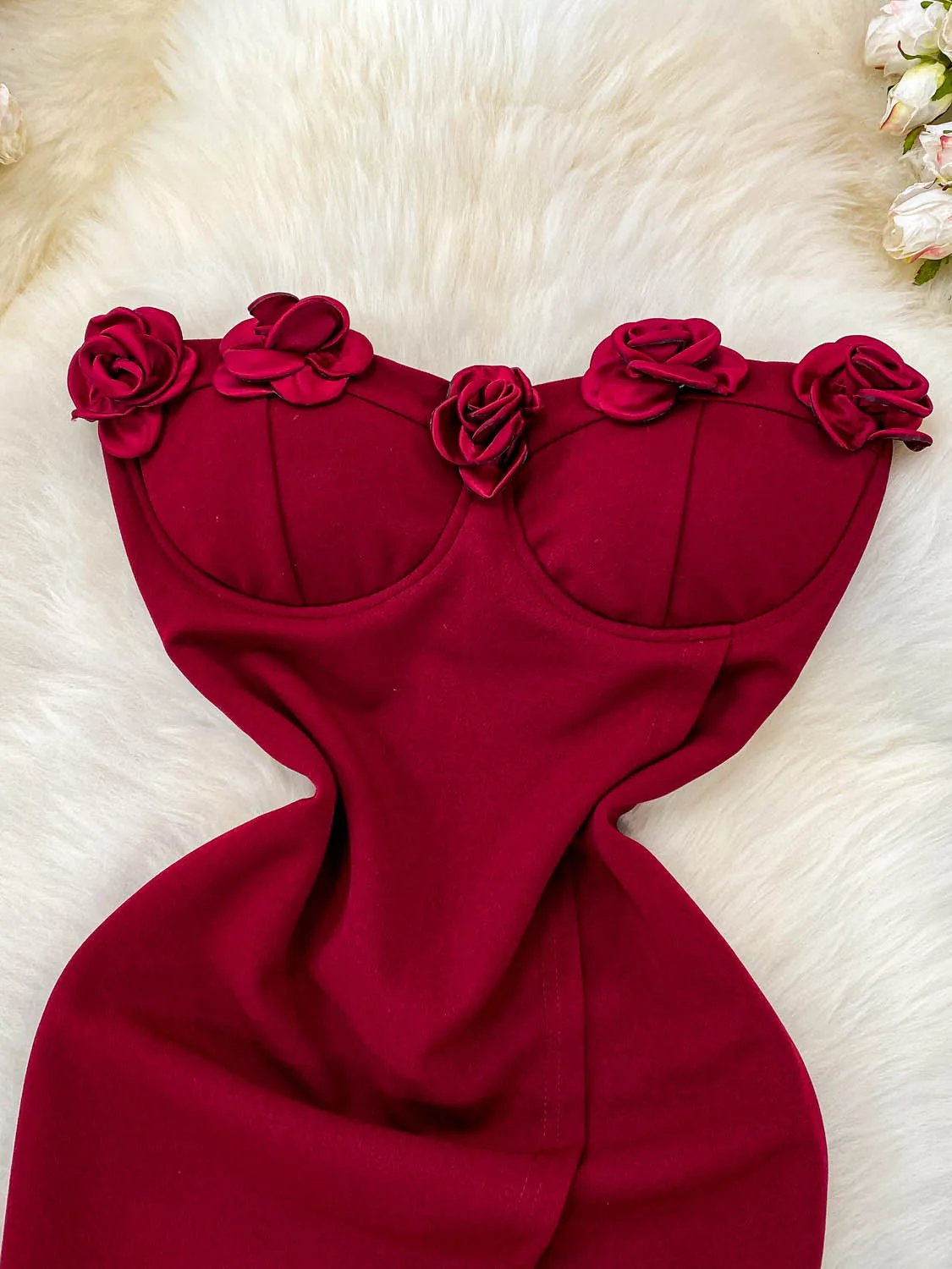 Vestido F de Verão Estilo Bustier com Um Ombro Só, Detalhe Floral 3D, Cintura Alta Irregular e Efeito Emaecedor, Est...