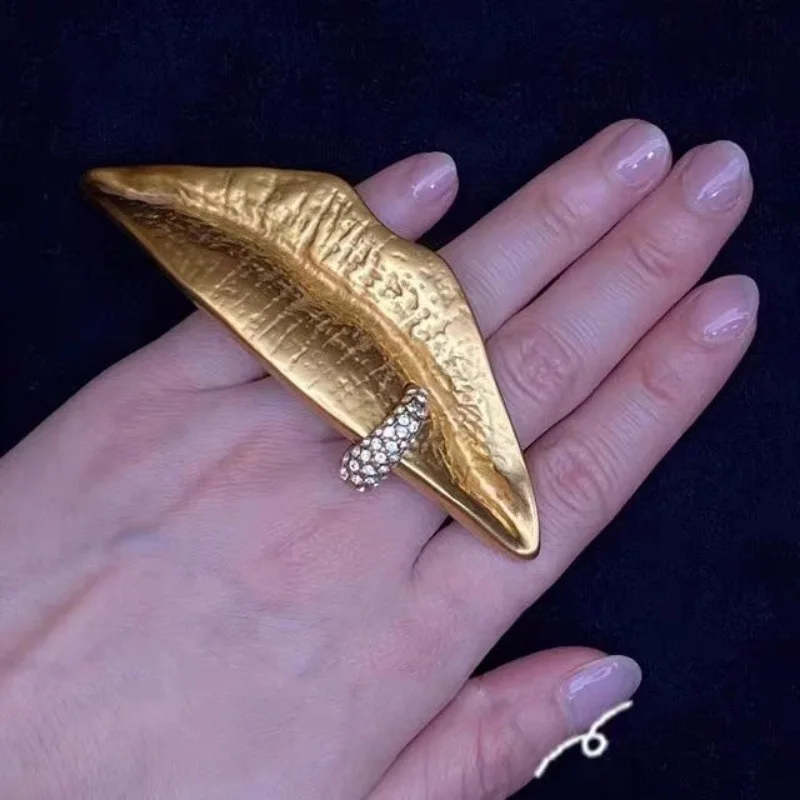 Unique Lips-Shaped Ring with Fun and Retro Style for Women Girl