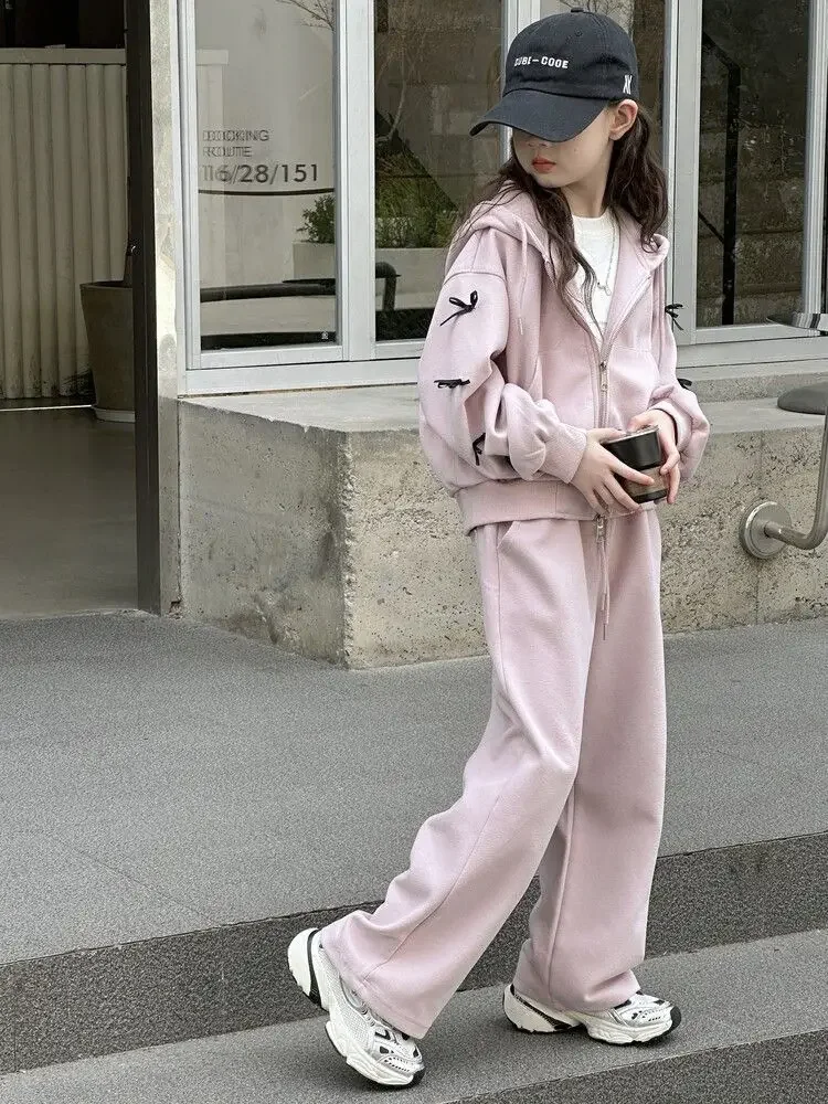 Mädchen-Trainingsanzug mit Kapuze und Schleifendetail – zweiteiliges Outfit im koreanischen Stil mit langärmeliger Jacke und Hose für größere Kinder. – Detail 6