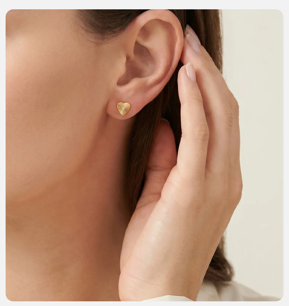 Vnox Minimalistische vergoldete Zirkon-Ohrringe für Damen, Edelstahl, süße, romantische Herz-Ohrstecker, niedlicher, zierlicher Schmuck – Detail 2
