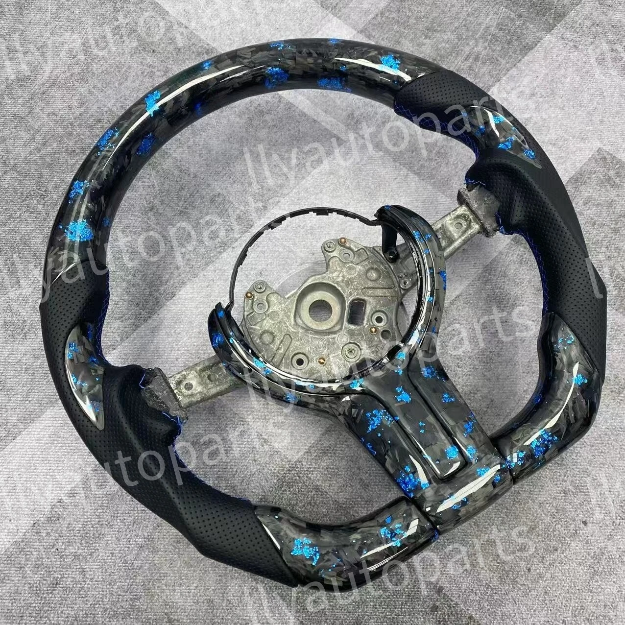 Lenkrad aus geschmiedetem Carbon für BMW F10 F20 F30 F32 F36 F80 F82 M3 M4 M5 – Detail 4