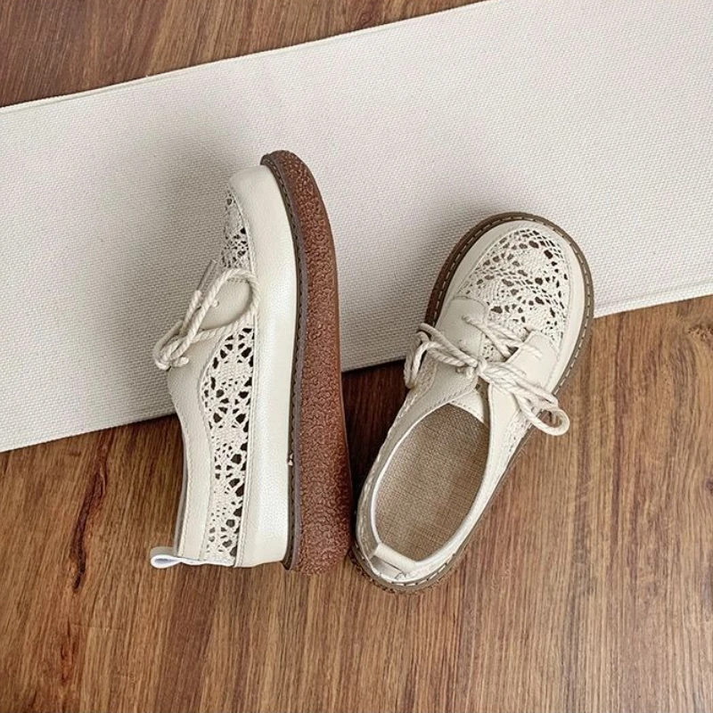 صنادل أرضية نسائية صيفية لعام 2025 صنادل بتصميم شبكي ناعم قابلة للتنفس مع نعل سميك نمط جديد أحذية خارجية غير رسمية