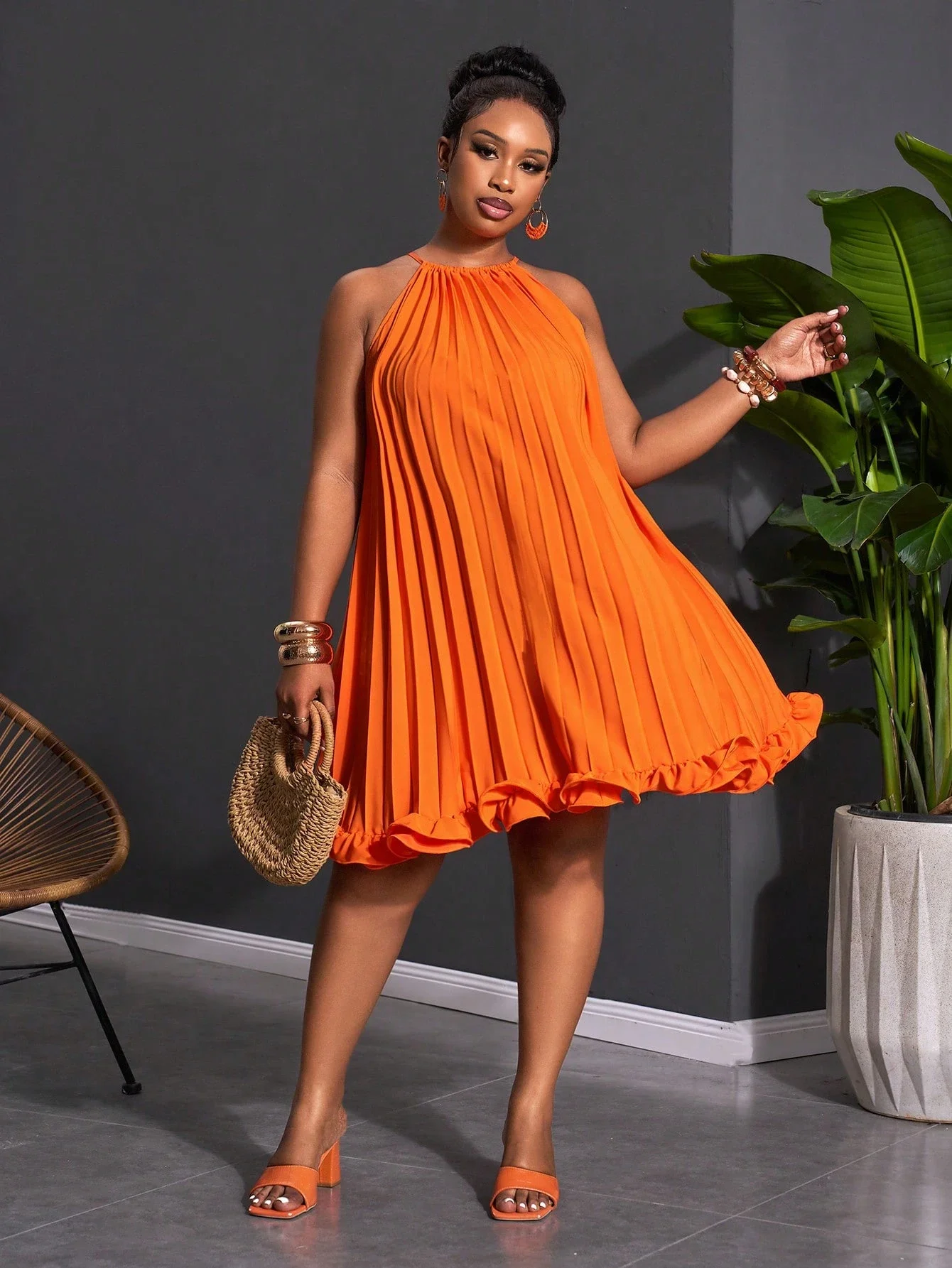 

Оранжевое плиссированное мини-платье с воротником-халтер, с рюшами по низу, свободного кроя, А-силуэт, повседневное, в стиле бохо, пляжное, летнее