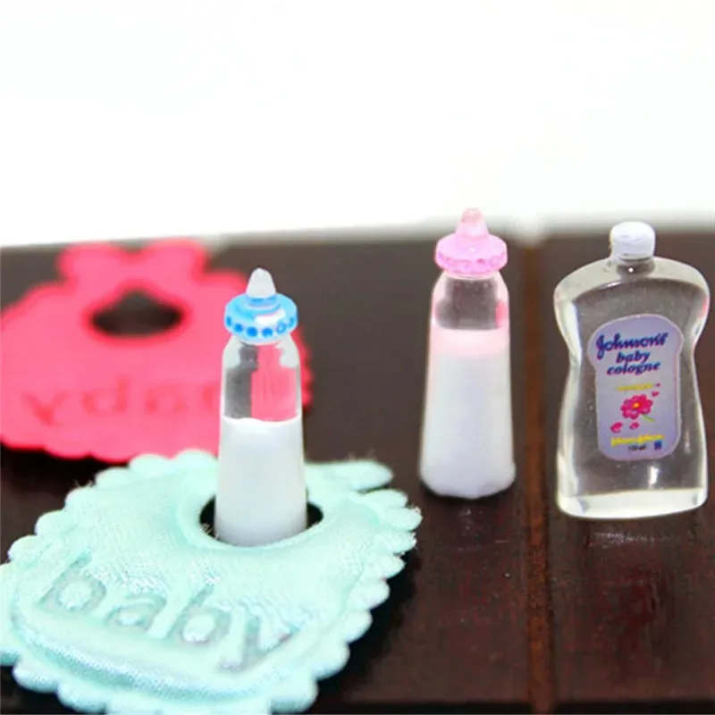 1:12 Puppenhaus Miniatur-Babyflaschen, Shampoo, Lätzchen-Set, Kinderzimmer-Zubehör, Geschenk