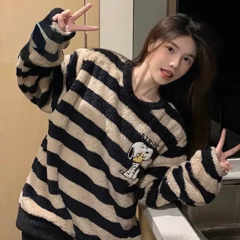 Snoopy-Pijama de terciopelo coral grueso para hombres y mujeres, conjunto de ropa para el hogar, cuello redondo, patrón de dibujos animados creativos, se puede usar fuera