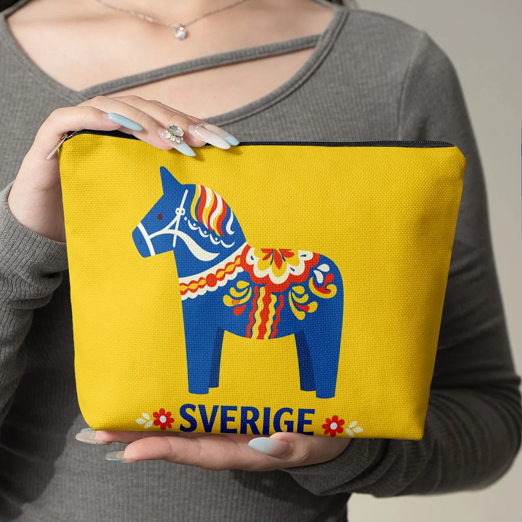 1 Piece Traditional Swedish Dala Horse Illustration Makeup Bag - Multifunctional Zipper Pouch for Women, Perfect Travel Zipper Storage Bag, Fun Birthday Gift