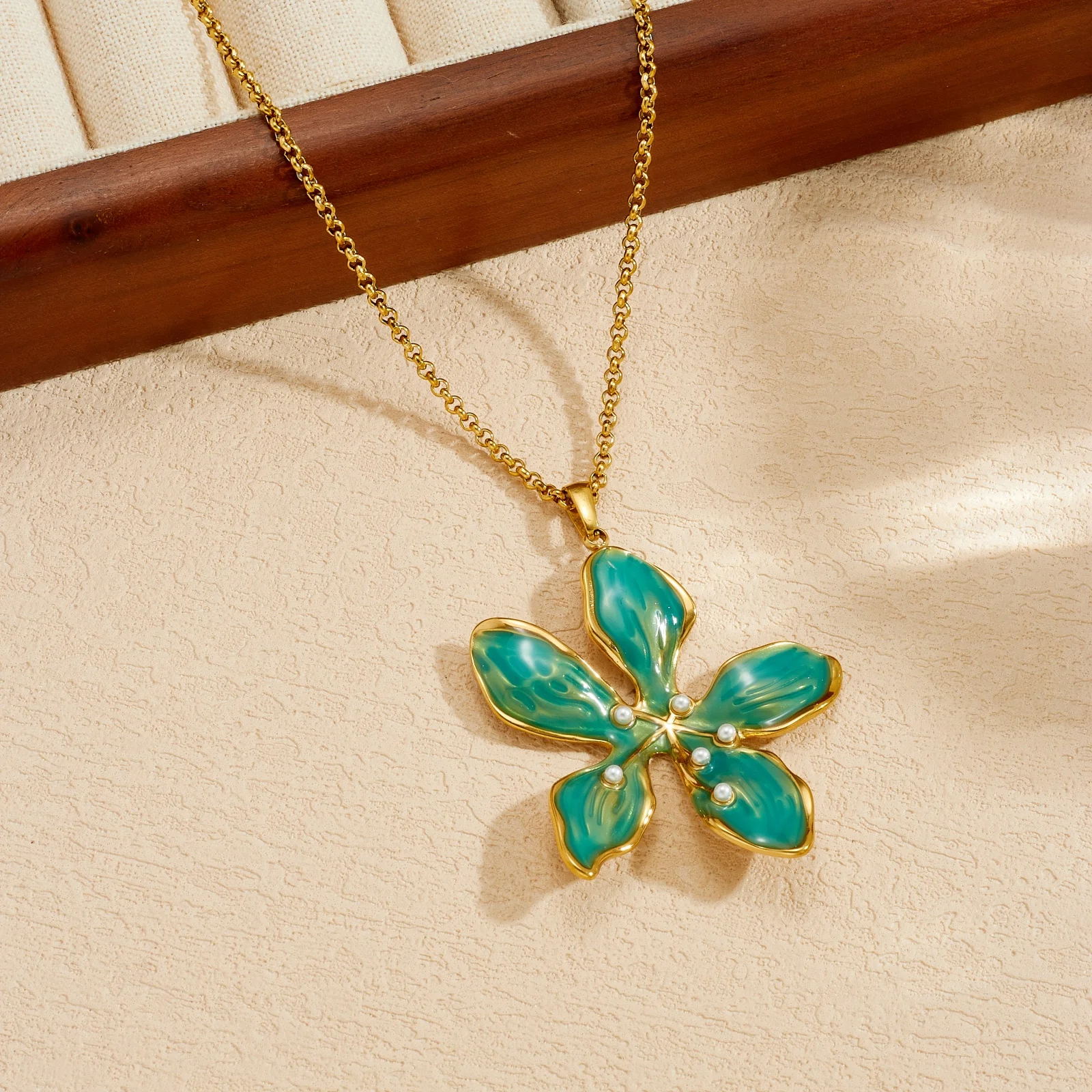 Edelstahl Unregelmäßige Grüne Emaille Blumen-Perlen-Anhänger Halskette Damen Klassische Mode Halskette Schmuck