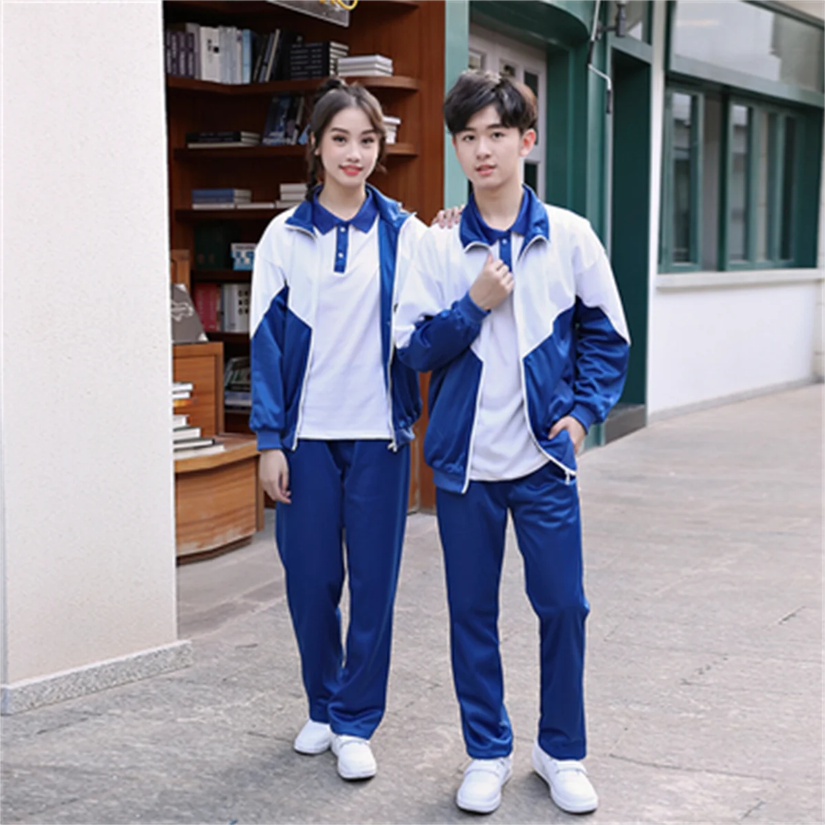 In a hurry, the blue school uniform for college students, middle school and high school students, sports clothes, blue and white