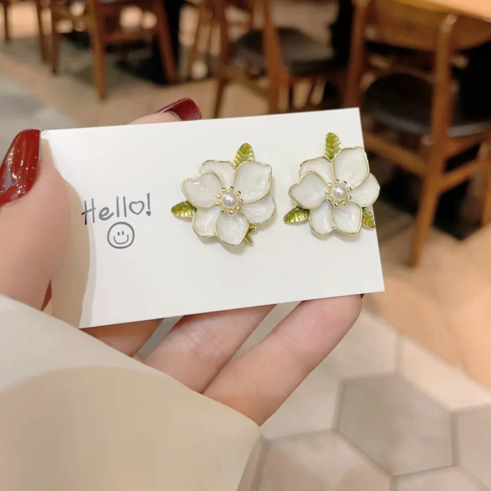 موضة جديدة أقراط زهرة بيضاء للنساء حفلة أنيقة المينا النفط الورقة الخضراء تتفتح الغردينيا وأقراط مجوهرات البتلة #3