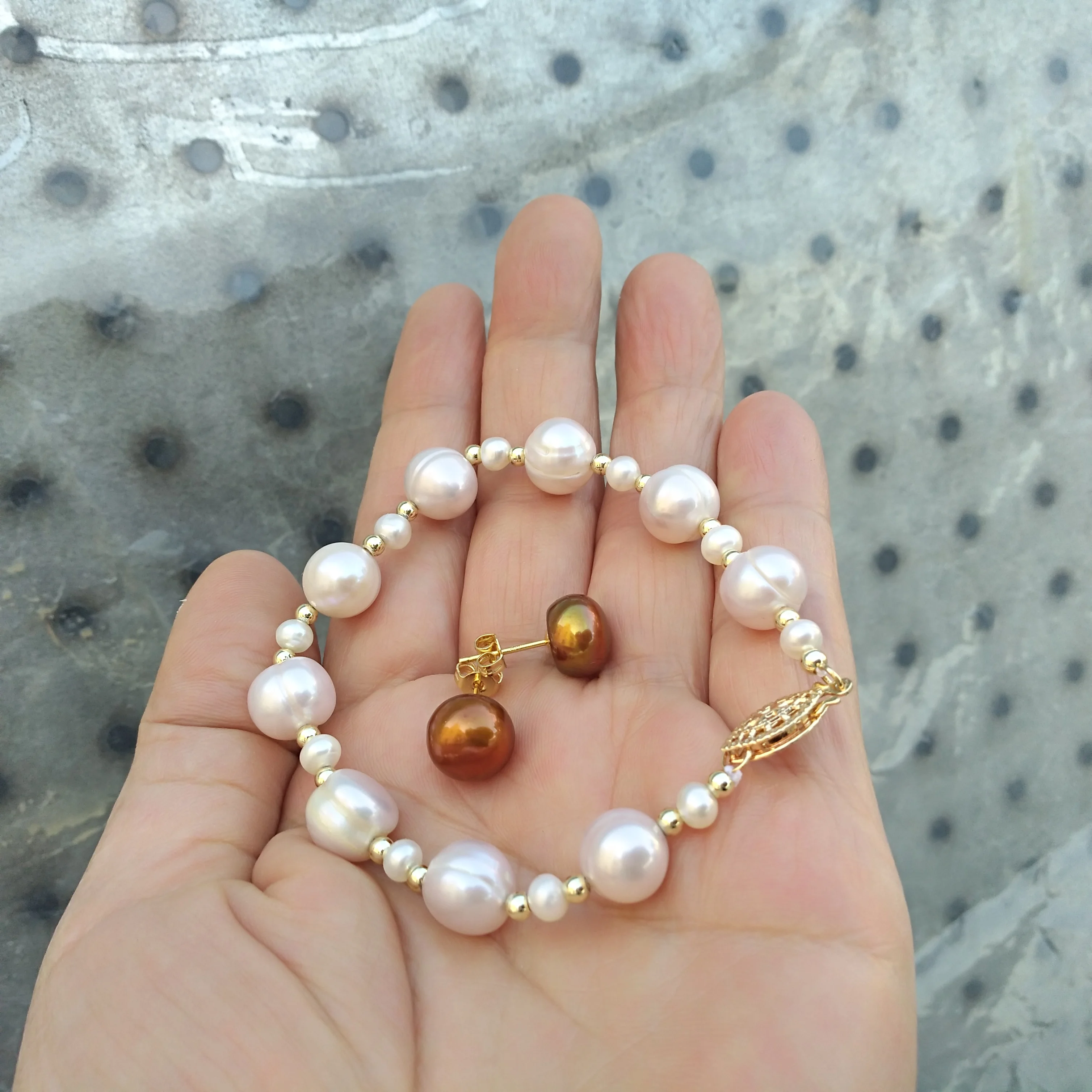 

Classic Set Natural Real White Pearl Bracelet Chocolate Stud Earrings