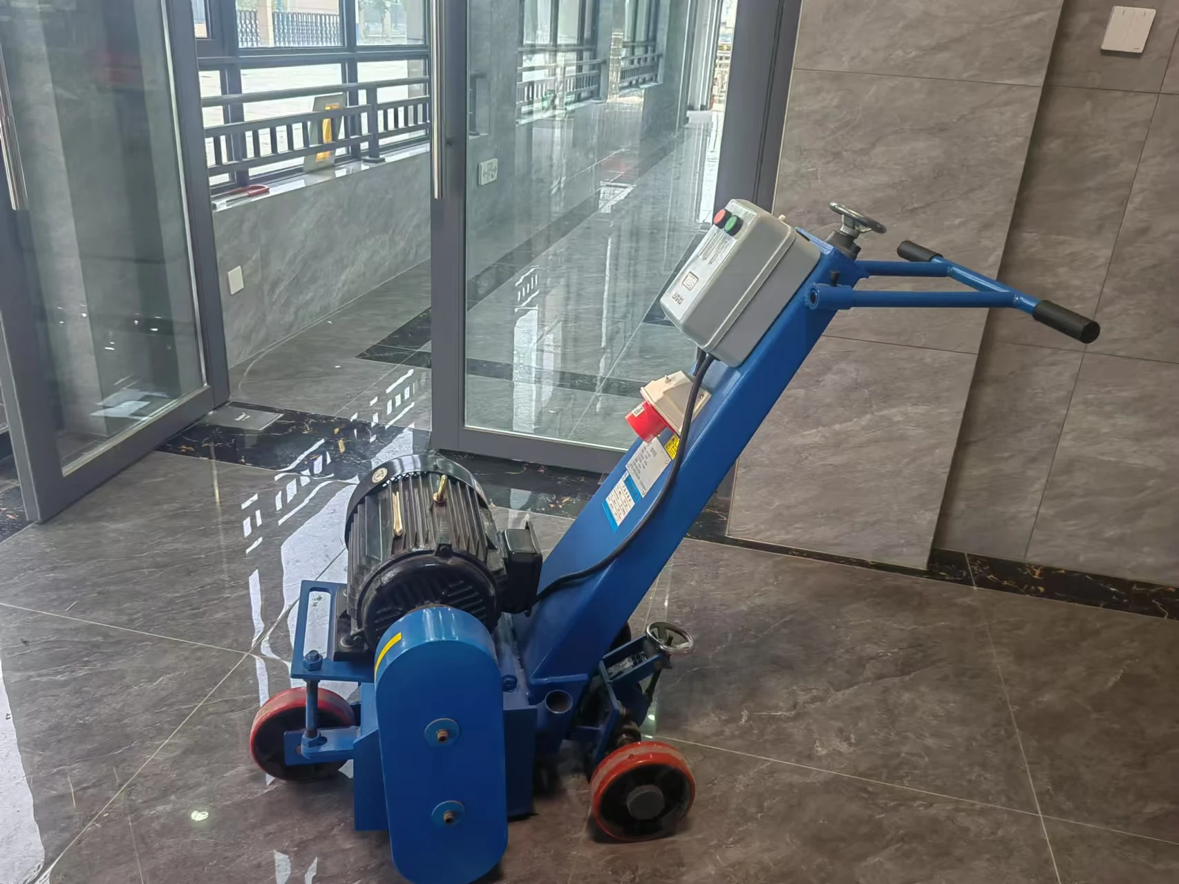 5.5KW أدوات خدش الأرضيات الخرسانية آلة الطريق آلة طحن الباردة