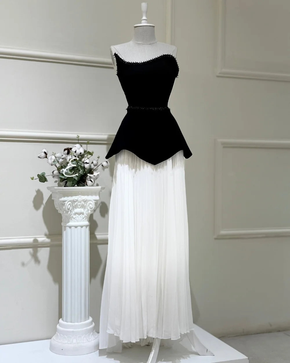 

Customized Fashion High Quality Organza Ruffle Beading Rhinestone Pleat Straight Strapless Long Dresses Bespoke Occasion Dresses