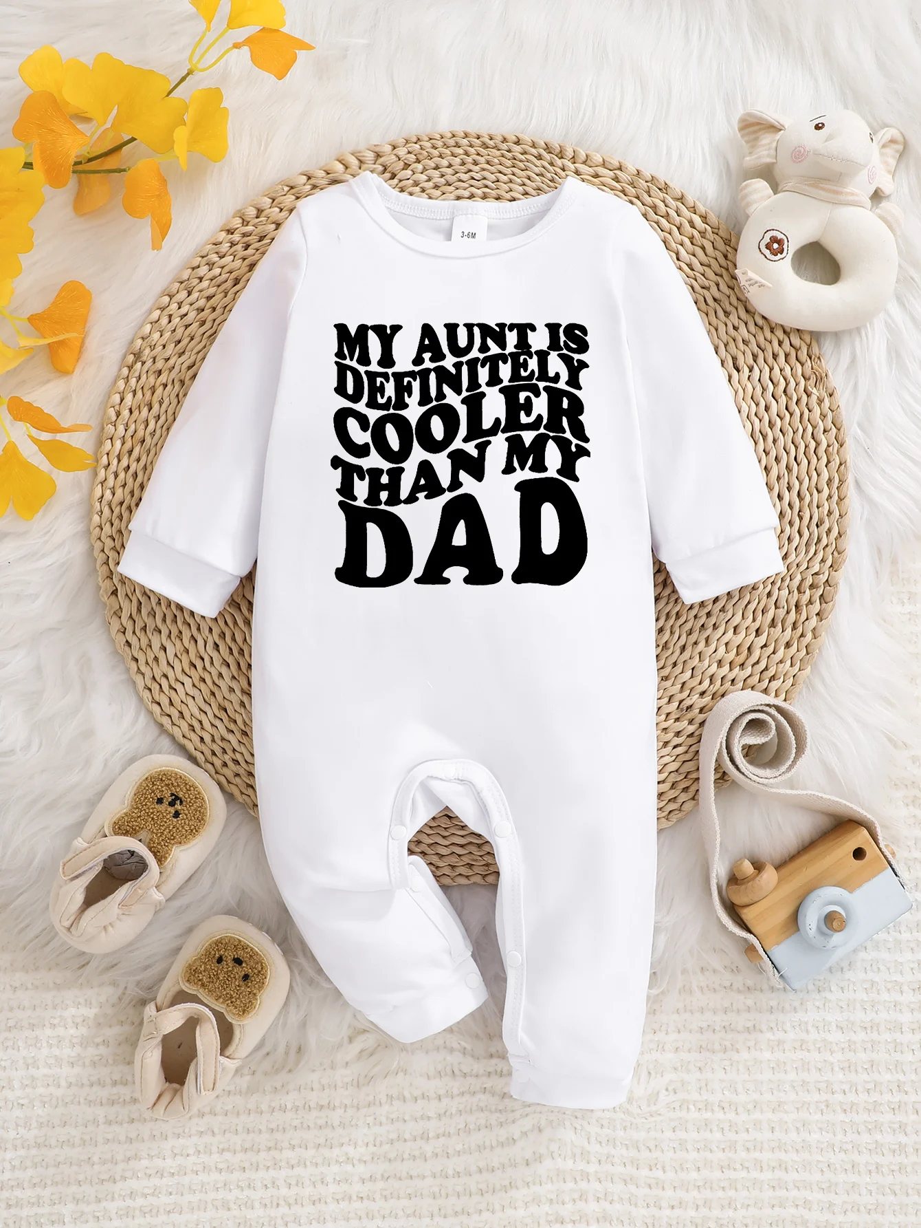 Baby-Strampler mit langen Ärmeln, lustigem Buchstaben-Print, Knopfdesign, pflegeleicht, geeignet für frischgebackene Eltern.