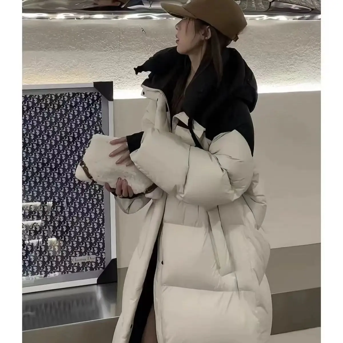 ​ ​ ผ้าฝ้ายหนาเสื้อผู้หญิง 2025 ใหม่ฤดูหนาวยาวด้านล่างเข่าหลวมเสื้อแฟชั่นปักหัวใจรัก ​ ​