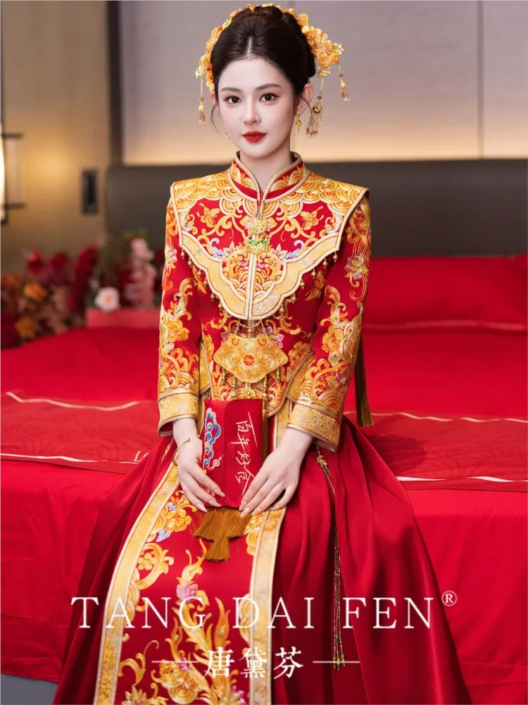 

Chinese-style wedding attire the dragon and phoenix gown bride's dress