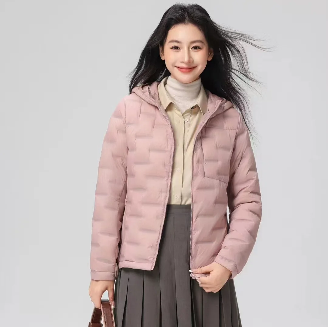 سترة بغطاء للرأس من الاتجاه إلى الأمام. يملأ البطة البيضاء بنسبة 90% هذا المنتفخ خفيف الوزن لملابس الشتاء الأنيقة والمريحة. #1