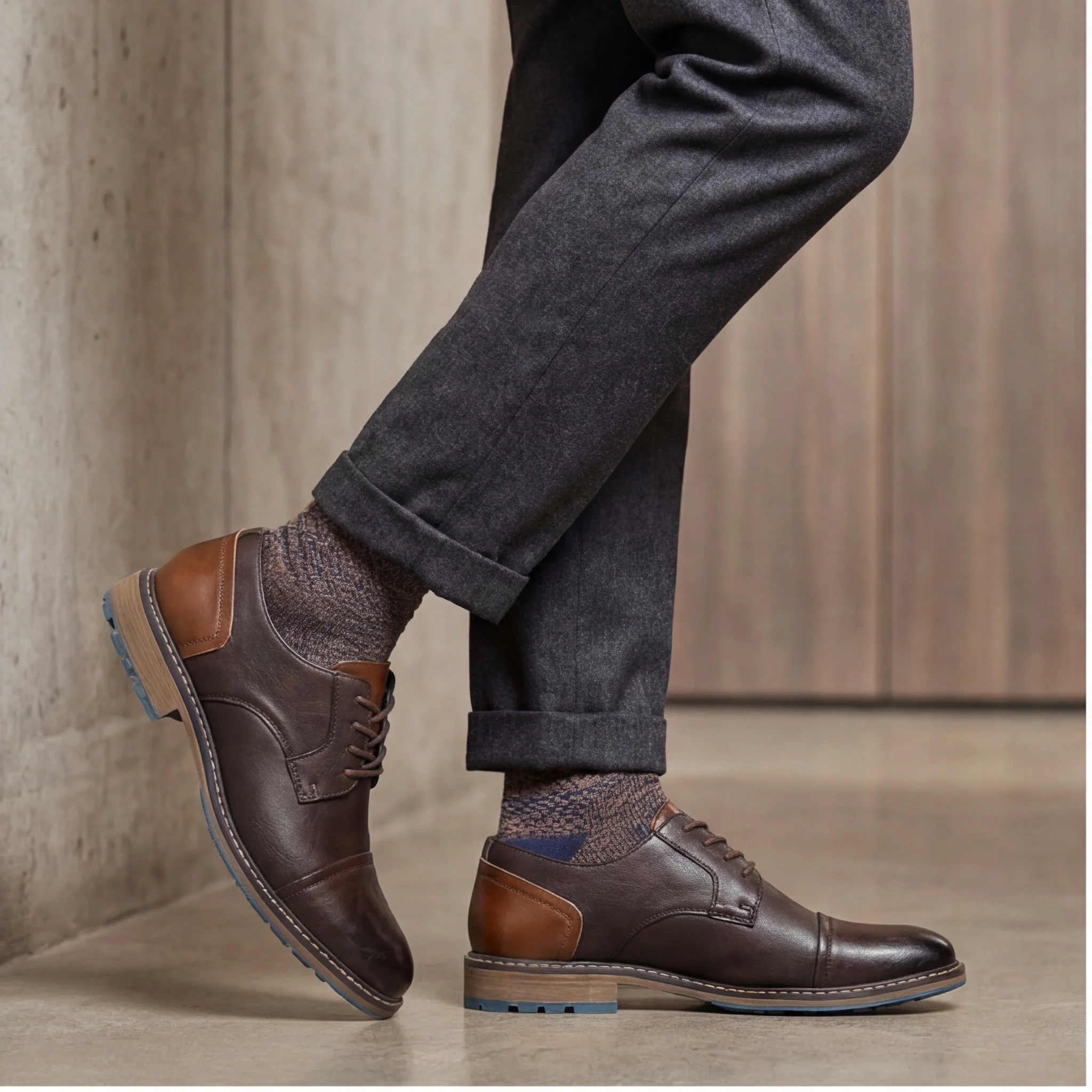 Herrenschuhe mit blauer Außensohle, Akzent-Schuhe für Männer, Business-Büro-Stil, Herrenschuhe mit Cap-Toe, Derby, zweifarbiges Design. – Detail 2