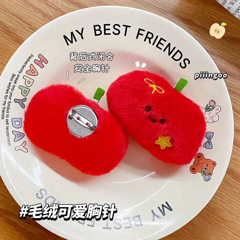เข็มกลัดตุ๊กตาแอปเปิ้ล 160 ชิ้น ขายส่ง อุปกรณ์ตกแต่งเสื้อผ้า ของตกแต่งน่ารักขนาดเล็ก การ์ตูนติดกระเป๋าเป้ ของขวัญ