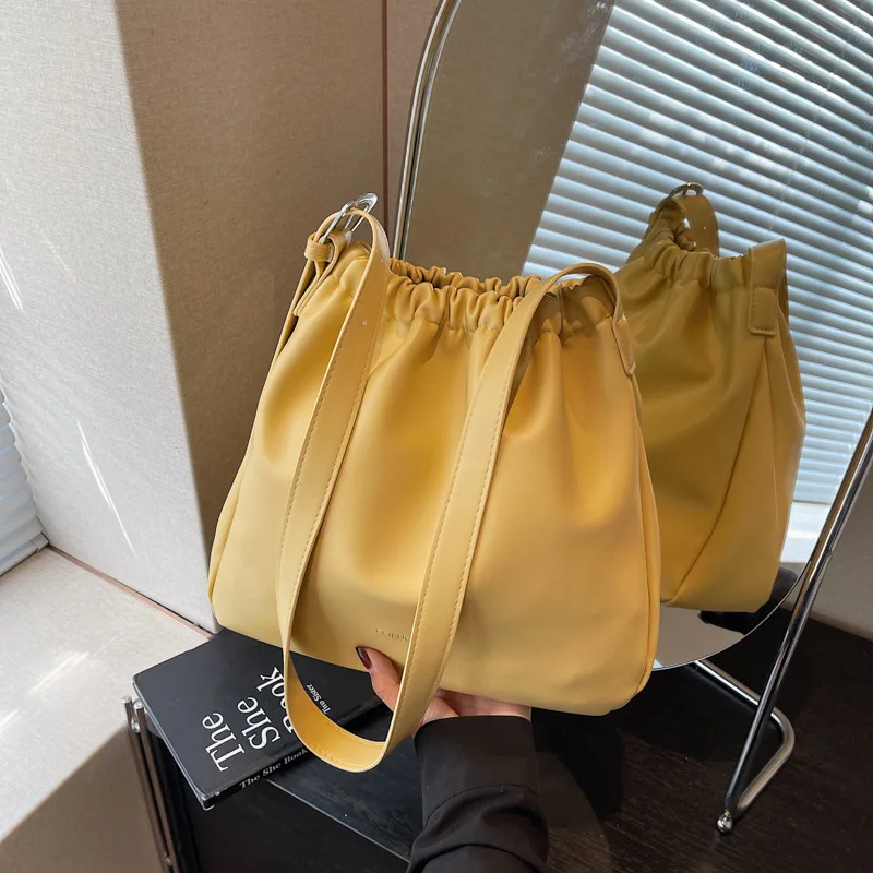 

Ранняя осень 2022, мягкая кожаная сумка подмышки, женская минималистичная универсальная сумка через плечо, большая вместительная сумка на плечо, нишевый дизайн