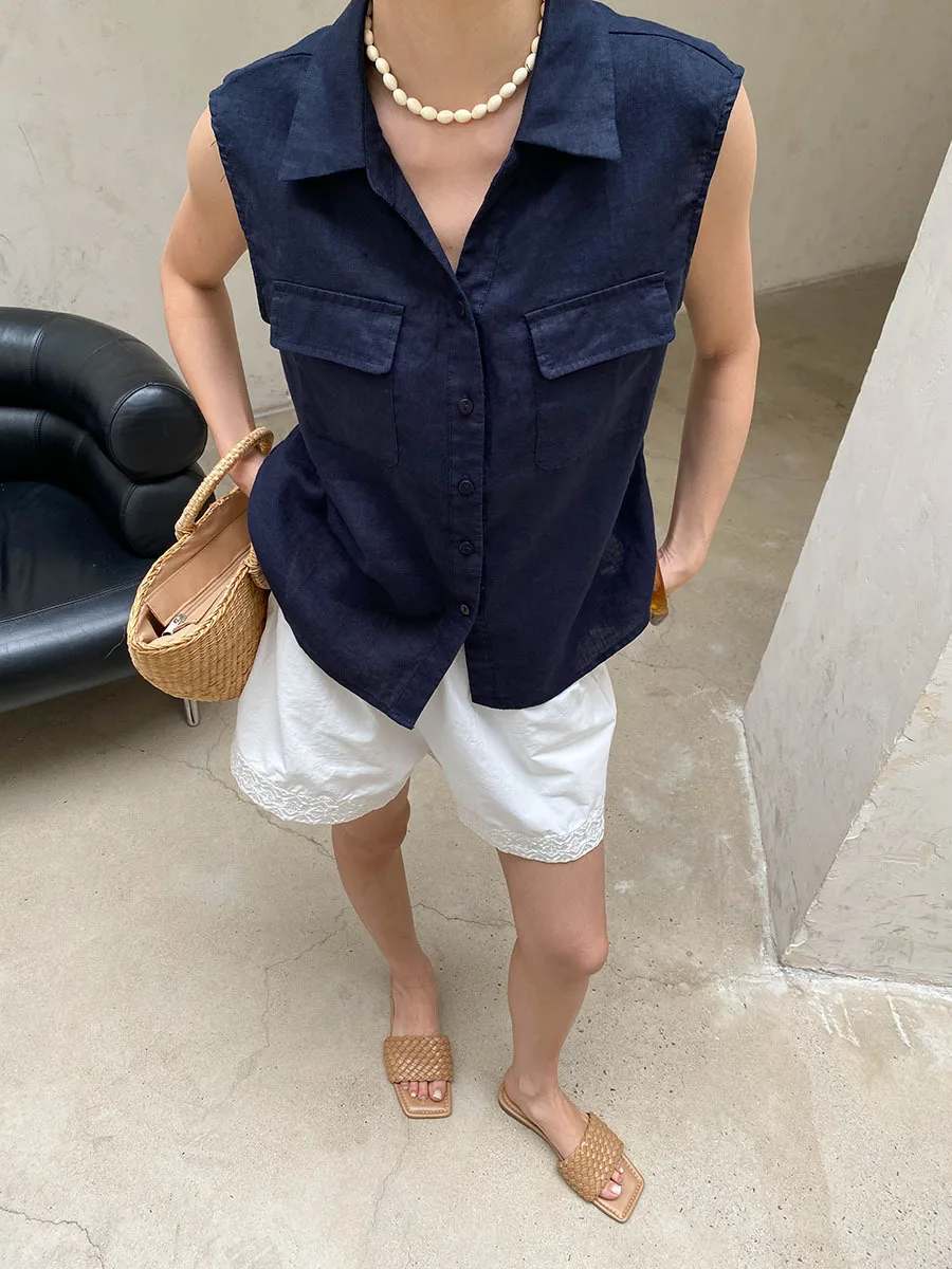 Sommerliche Damen-Weste in einfarbigem Design mit Revers und doppelten Taschen, ärmellos. – Detail 9