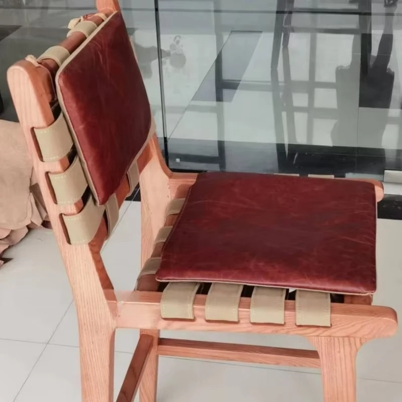 Sgabello da Bar di Lusso con Gambe in Legno e Seduta in Pelle di Prima Qualità, Design Unico con Intreccio a Cinghia per Caffè e Sala da Pranzo