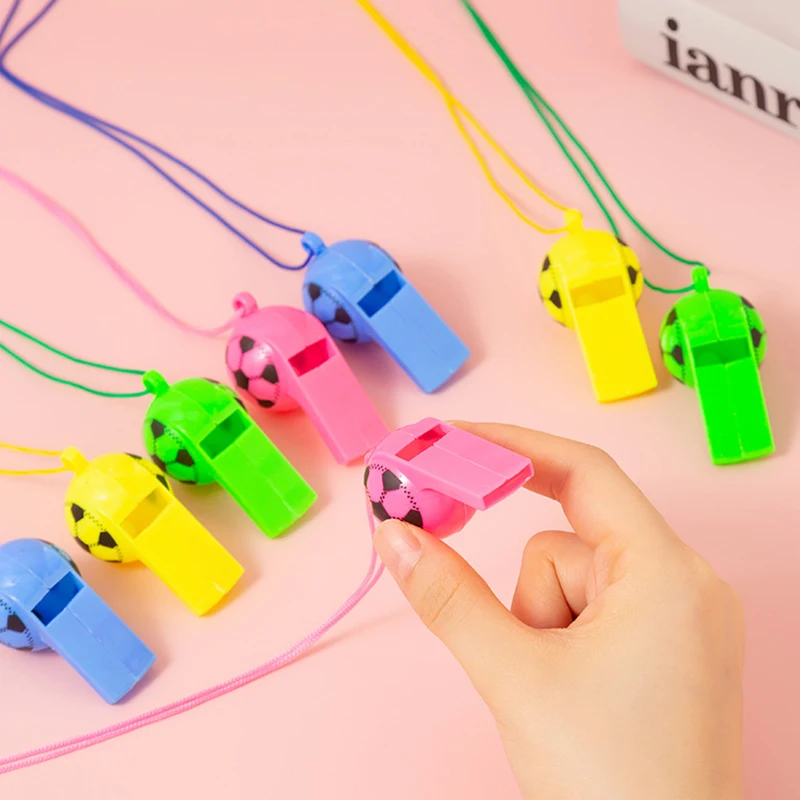 5/10/20 pçs mini apito de plástico de futebol aleatório cor misturada assobios com corda cheerleading árbitro esporte fã apito fornecimento zyf