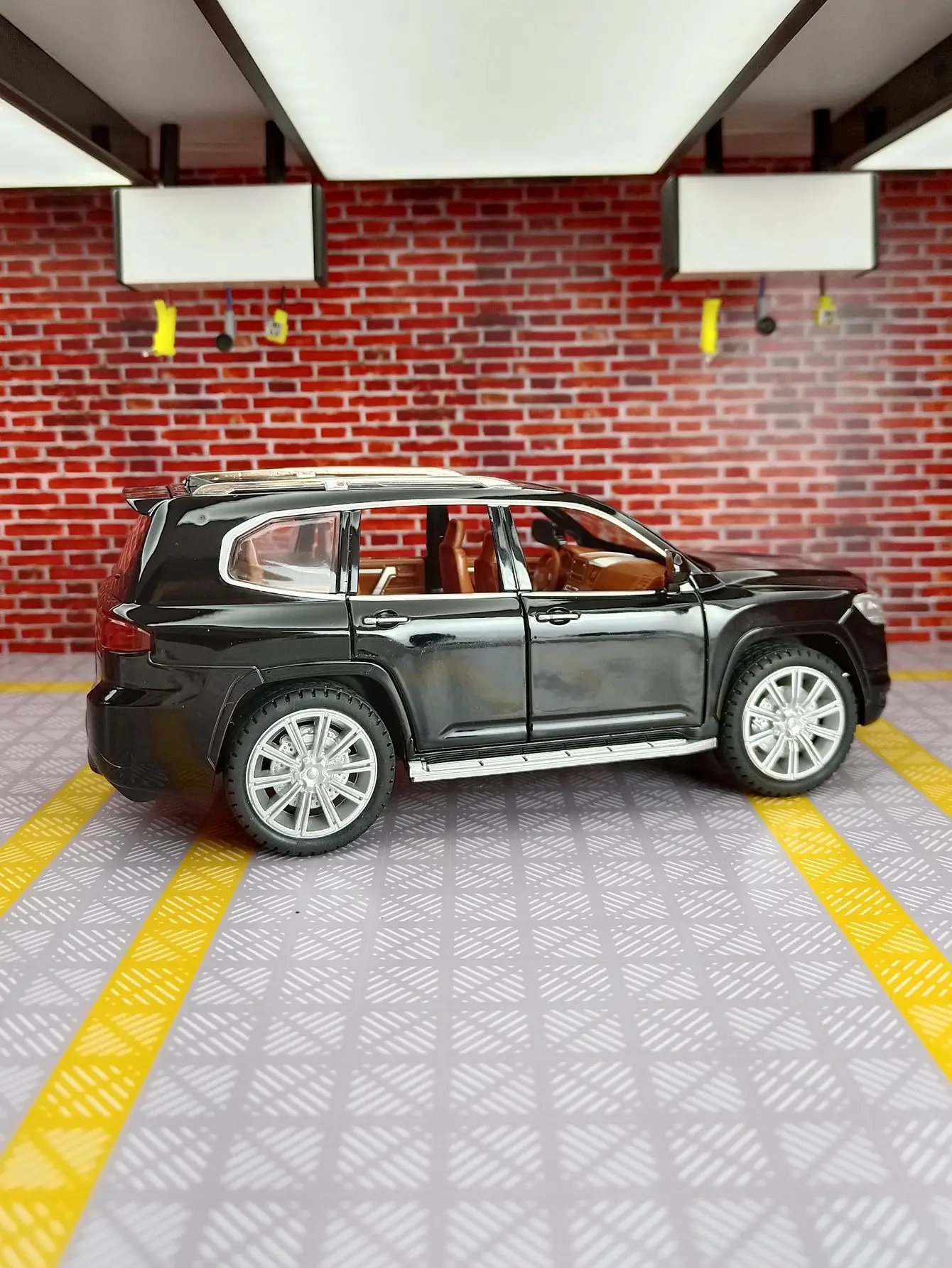 

Модель внедорожника Toyota Land Cruiser LC300 в масштабе 1:24, из сплава, с открывающимися дверями, звуковыми и световыми эффектами, для коллекции и декора.