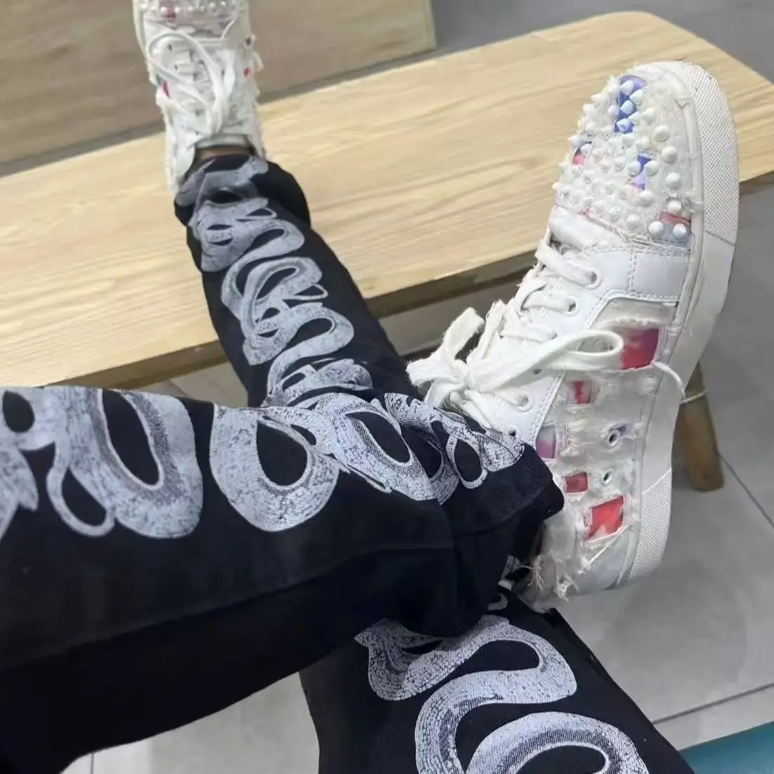 2025 트렌디 브랜드 디자이너 신상 하이 스트릿 블랙 찢어진 패치 레터 자수 슬림핏 엘라스틱 스몰풋 청바지 남성 의류